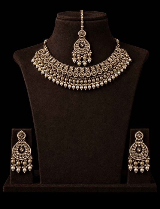 Traditional Kundan Jewelry Set with Necklace, Earrings, and Maang Tikka